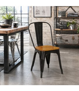 Vista ambientata Sedia da esterno in metallo colore Vintage Nero con seduta in legno design industriale modello Industry Totò Piccinni