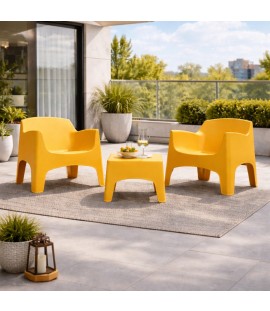 Vista ambientata Set da Giardino in Polipropilene 2 Poltrone impilabili e Tavolino colore Giallo Senape modello Ibiza Totò Piccinni