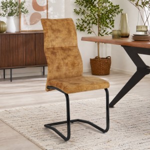 Vista ambientata Sedia cucina moderna in velluto colore Giallo con schienale alto modello Thelma Totò Piccinni