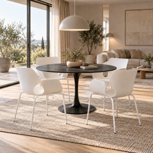 Vista ambientata Set 4 sedie con braccioli in polipropilene e gambe in metallo colore "bianco" modello Lennox