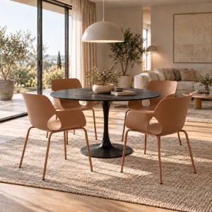 Vista ambientata Set 4 sedie con braccioli in polipropilene e gambe in metallo colore "caramel" modello Lennox