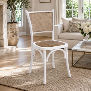 Vista ambientata sedia in legno da salotto colore Bianco con seduta e schienale in rattan modello Carrel Totò Piccinni