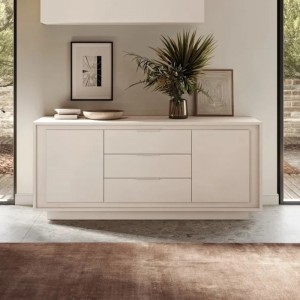 vista ambientata frontale Madia in Legno colore "Cashmere" 2 ante e 3 cassetti made in italy modello Avalon Totò Piccinni