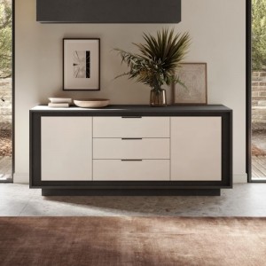 Viosta ambientata Madia in Legno colore "Lava/Cashmere" 2 ante e 3 cassetti made in italy modello Avalon Totò Piccinni