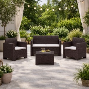Vista ambientata Set di divanetto poltroncine e tavolino per esterno realizzato in PP polipropilene effetto rattan resistente alle intemperie Nebraska Made in Italy