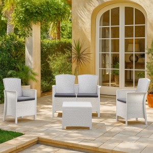Vista ambientata Set da giardino in rattan colore Bianco divano 2 poltrone e tavolino con cuscini modello Lido Totò Piccinni