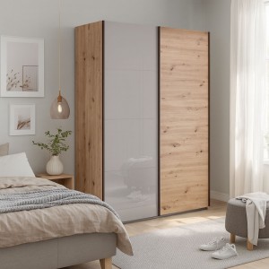 Vista ambientata con ante chiuse Armadio moderno in legno struttura Rovere Artisan con 2 ante scorrevoli, 1 Grigio Chiaro Lucido e 1 Rovere Artisan  modello Sliding Totò Piccinni