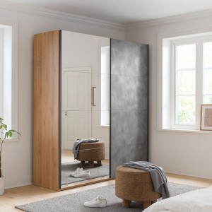 Vista ambientata Armadio in legno struttura Rovere Artisan con due ante scorrevoli, 1 Grigio Cemento e 1 a Specchio modello Sliding Totò Piccinni