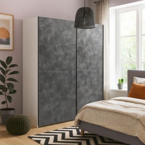 Vista ambientata Armadio in legno struttura Bianco con due ante scorrevoli, Grigio Cemento modello Sliding Totò Piccinni