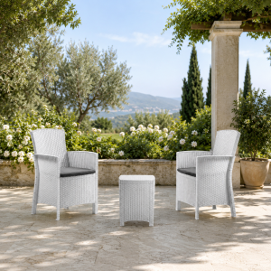 Vista ambientata Set bistrot da giardino da esterno colore Bianco 2 poltrone e tavolino modello Lido Terrace Totò Piccinni
