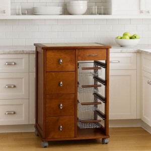 Vista ambientata Carrellino da cucina in legno salvaspazio colore Ciliegio modello Pokerino Totò Piccinni