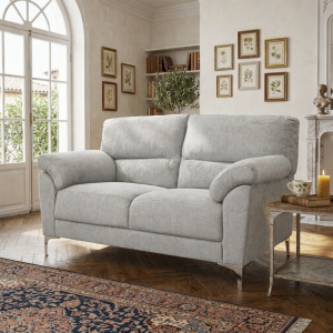 Vista ambientata Divano 2 Posti in tessuto imbottito colore Grigio Chiaro con braccioli e piedini in metallo modello Giada Totò Piccinni