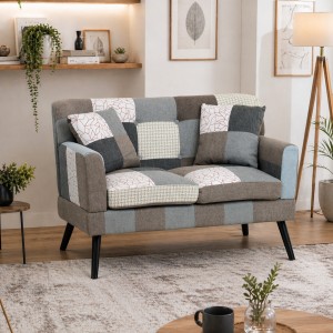 Vista ambientata Divano 2 Posti in tessuto colore Patchwork Elegant con braccioli e piedi in legno modello Ketty Totò Piccinni