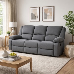 Vista ambientata di un divano 3 posti imbottito con funzione relax reclinabile e poggiapiedi in tessuto Grigio Chiaro Calipso Totò Piccinni