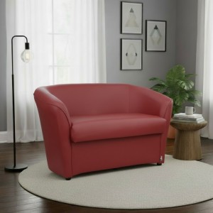 Vista ambientata di un divano 2 posti di design a pozzetto artigianale fatto in italia con solida struttura in legno ed ecopelle colore bordeaux anti macchia lavabile Totò Piccinni