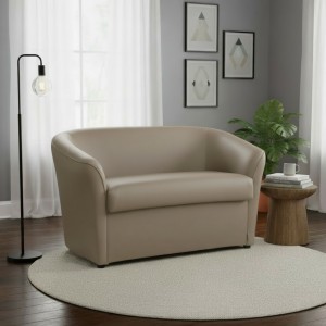 Vista ambientata di un divano 2 posti di design a pozzetto artigianale fatto in italia con solida struttura in legno ed ecopelle colore tortora anti macchia lavabile Totò Piccinni