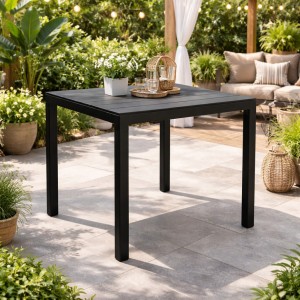 Vista ambientata tavolo in polipropilene colore "antracite" con doghe effetto legno 80x80 modello Doge Totò Piccinni