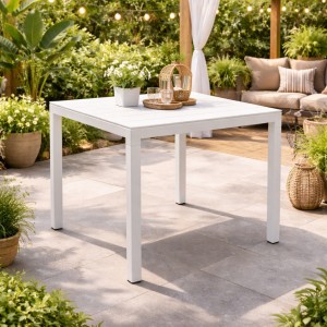 Vista ambientata tavolo in polipropilene colore "bianco" con doghe effetto legno 80x80 modello Doge Totò Piccinni