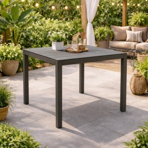 Vista ambientata tavolo in polipropilene colore "tortora" con doghe effetto legno 80x80 modello Doge Totò Piccinni