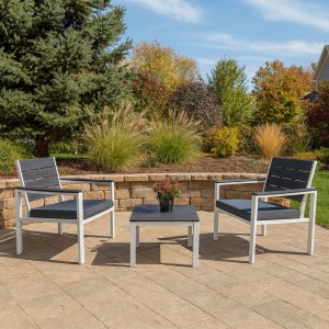 Vista ambientata Set da giardino in metallo colore Grafite 2 poltrone e tavolino modello Haiti Totò Piccinni