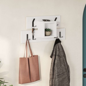 Vista diagonale ambientata Appendiabiti in Legno colore Bianco da parete con 6 ganci e 1 vano modello Rivo Totò Piccinni