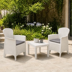 Vista ambientata Set da giardino in polipropilene 2 Poltrone e Tavolino con cuscini colore "Bianco" modello Akita Totò Piccinni