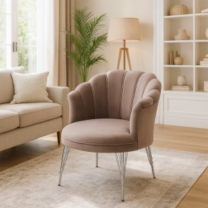 Vista ambientata Poltroncina in Velluto imbottita colore Tortora con gambe in metallo modello Petalo Totò Piccinni