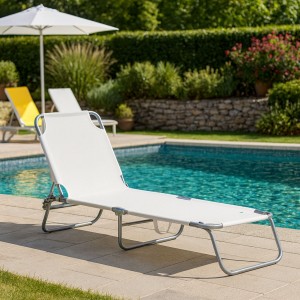 Vista ambientata Lettino mare pieghevole trasportabile in spiaggia. Con schienale regolabile. colore Bianco. Portorico Totò Piccinni