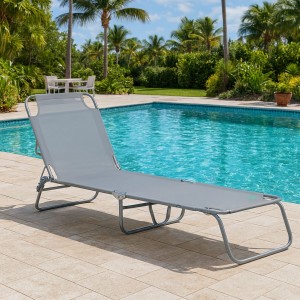 Vista ambientata Lettino mare pieghevole trasportabile in spiaggia. Con schienale regolabile. colore Grigio Chiaro. Portorico Totò Piccinni