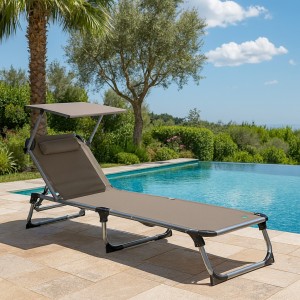 Vista ambientata Lettino pieghevole in Alluminio colore Tortora Scuro con Borsa zaino, tettuccio e cuscino modello Kamp Totò Piccinni