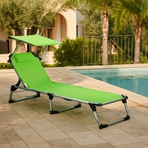 Vista ambientata Lettino pieghevole in Alluminio colore Verde con Borsa zaino, tettuccio e cuscino modello Kamp Totò Piccinni