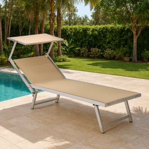 Vista ambientata lettino mare alluminio pieghevole prendisole con tettuccio e schienale reclinabile modello Salento Totò Piccinni colore Sabbia