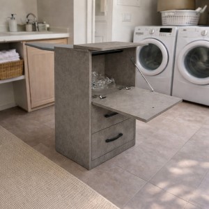 Vista ambientata aperto mobile da stiro in legno con cassetti colore "argillla" modello Rugiada Totò Piccinni