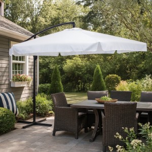 Vista ambientata Ombrellone completo a braccio in metallo e poliestere colore Bianco diametro 3 metri modello Salento Totò Piccinni