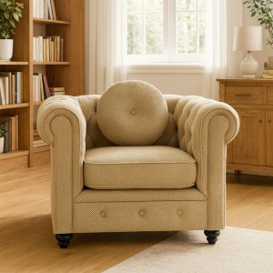 Vista ambientata  Poltrona vintage trapuntata colore "3D Beige" con piedini in legno modello Chester Totò Piccinni