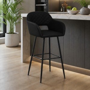 Vista ambientata Sgabello in Similpelle imbottita colore Nero con gambe in metallo modello Dalia Totò Piccinni