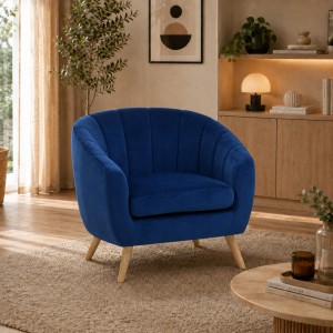 Vista ambientata Poltroncina da salotto in Velluto imbottita colore Blu modello Pilar Totò Piccinni