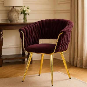 Vista ambientata Poltroncina relax in ciniglia vellutata imbottita colore Porpora con gambe in metallo modello Royal A Totò Piccinni