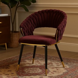 Vista ambientata Poltroncina relax in ciniglia vellutata imbottita colore Porpora con gambe in metallo modello Royal B Totò Piccinni