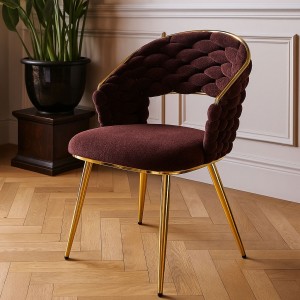 Vista ambientata Poltroncina in ciniglia vellutata imbottita colore Porpora con gambe in metallo modello Royal C Totò Piccinni