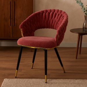 Vista ambientata Poltroncina relax in ciniglia vellutata imbottita colore Rosa Antico con gambe in metallo modello Royal B Totò Piccinni