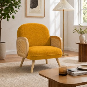 Vista ambientata Poltroncina da salotto in Velluto Bouclè colore Giallo Senape modello Daly Totò Piccinni