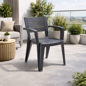 Vista ambientata sedia in polipropilene con braccioli impilabile colore "antracite" modello Emma Totò Piccinni