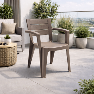 Vista ambientata sedia in polipropilene con braccioli impilabile colore "tortora" modello Emma Totò Piccinni