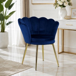 Vista ambientata Poltroncina in Velluto colore Blu con schienale a conchiglia e gambe in oro modello Velvet Totò Piccinni