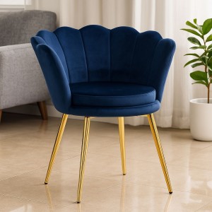 Vista ambientata Poltroncina in Velluto colore Blu con schienale a conchiglia e gambe in oro modello Velvet Totò Piccinni