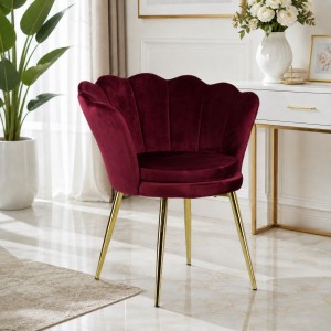 Vista ambientata Poltroncina in Velluto colore Bordeaux con schienale a conchiglia e gambe in oro modello Velvet Totò Piccinni