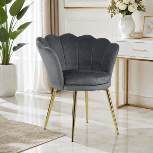 Vista ambientata Poltroncina in Velluto colore Grigio con schienale a conchiglia e gambe in oro modello Velvet Totò Piccinni