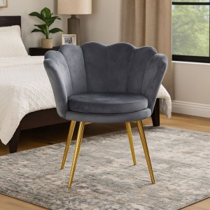 Vista ambientata Poltroncina in Velluto colore Grigio con schienale a conchiglia e gambe in oro modello Velvet Totò Piccinni