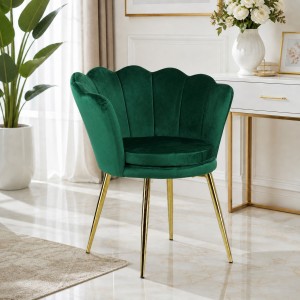 Vista ambientata Poltroncina in Velluto colore Verde con schienale a conchiglia e gambe in oro modello Velvet Totò Piccinni